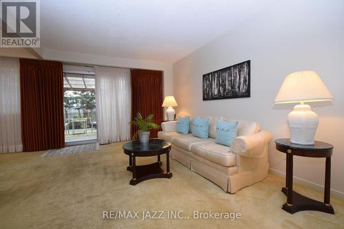 39 Kidron Valley Drive, Toronto (Mount Olive-Silverstone-Jamestown), ON - Indoor Photo Showing Living Room