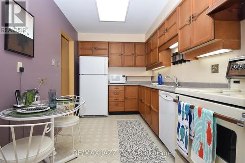 39 Kidron Valley Drive, Toronto (Mount Olive-Silverstone-Jamestown), ON - Indoor Photo Showing Kitchen