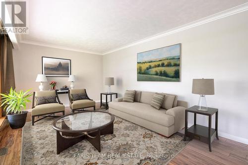 2900 Lakeshore Road E, Oro-Medonte, ON - Indoor Photo Showing Living Room