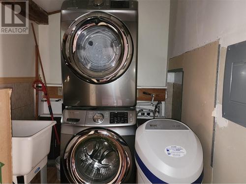 1505 Inonoaklin Valley Road, Edgewood, BC - Indoor Photo Showing Laundry Room