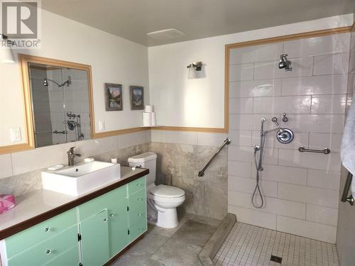 1505 Inonoaklin Valley Road, Edgewood, BC - Indoor Photo Showing Bathroom