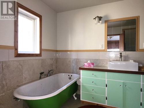 1505 Inonoaklin Valley Road, Edgewood, BC - Indoor Photo Showing Bathroom