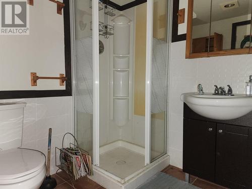 1505 Inonoaklin Valley Road, Edgewood, BC - Indoor Photo Showing Bathroom