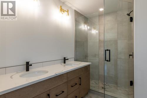 1538 Cedar Street, Golden, BC - Indoor Photo Showing Bathroom