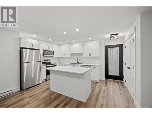 989 Loseth Drive, Kelowna, BC - Indoor Photo Showing Kitchen