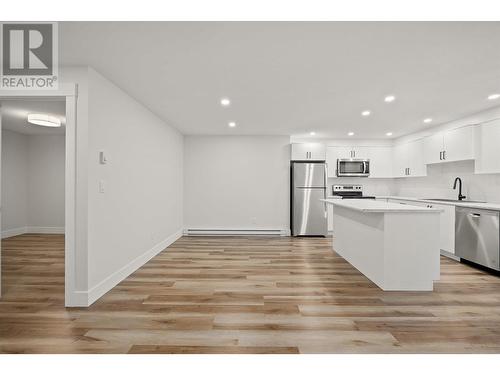 989 Loseth Drive, Kelowna, BC - Indoor Photo Showing Kitchen With Upgraded Kitchen