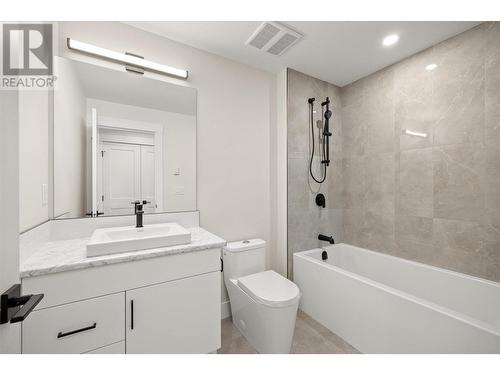 989 Loseth Drive, Kelowna, BC - Indoor Photo Showing Bathroom