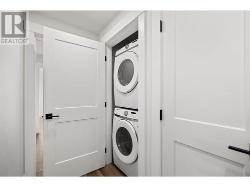 989 Loseth Drive, Kelowna, BC - Indoor Photo Showing Laundry Room