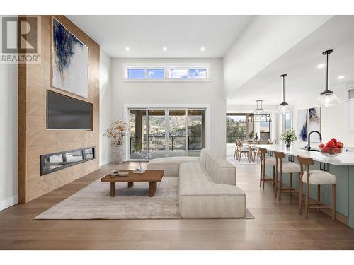 989 Loseth Drive, Kelowna, BC - Indoor Photo Showing Living Room With Fireplace