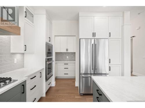 989 Loseth Drive, Kelowna, BC - Indoor Photo Showing Kitchen With Upgraded Kitchen