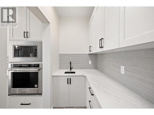 989 Loseth Drive, Kelowna, BC - Indoor Photo Showing Kitchen