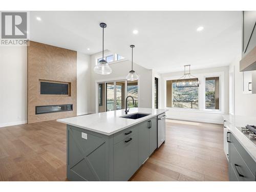 989 Loseth Drive, Kelowna, BC - Indoor Photo Showing Kitchen With Upgraded Kitchen