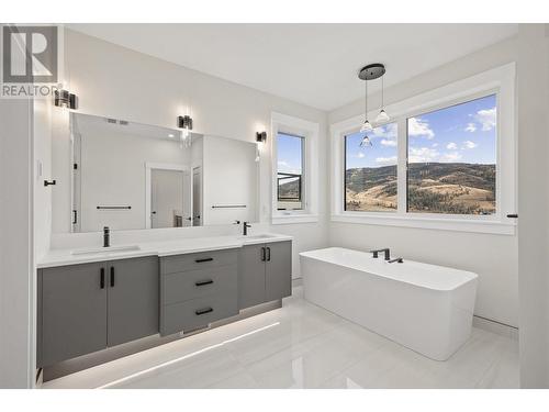 989 Loseth Drive, Kelowna, BC - Indoor Photo Showing Bathroom