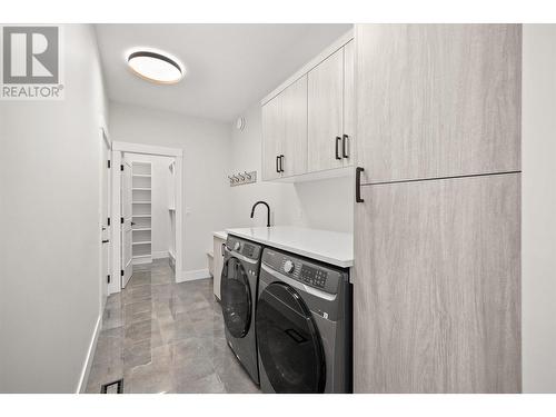 989 Loseth Drive, Kelowna, BC - Indoor Photo Showing Laundry Room