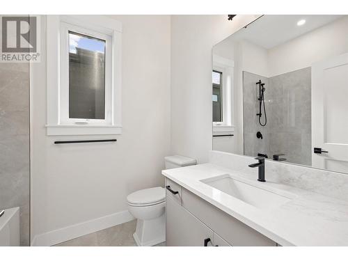 989 Loseth Drive, Kelowna, BC - Indoor Photo Showing Bathroom