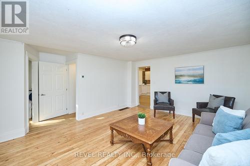 1910 Balfour Street, Pelham, ON - Indoor Photo Showing Living Room