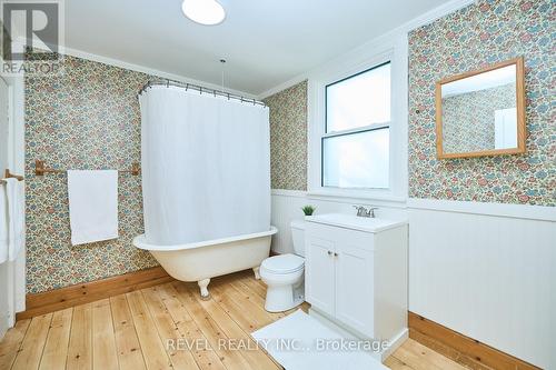 1910 Balfour Street, Pelham, ON - Indoor Photo Showing Bathroom