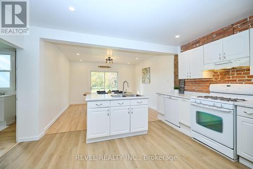 1910 Balfour Street, Pelham, ON - Indoor Photo Showing Kitchen With Double Sink