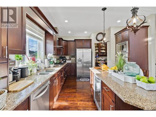 568 Stoneridge Drive, Kamloops, BC - Indoor Photo Showing Kitchen With Upgraded Kitchen