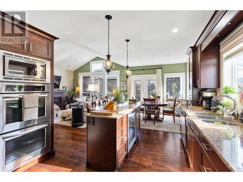 568 Stoneridge Drive, Kamloops, BC - Indoor Photo Showing Kitchen With Double Sink With Upgraded Kitchen