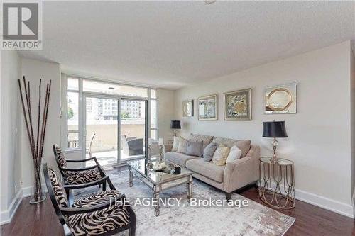 706 - 676 Sheppard Avenue E, Toronto, ON - Indoor Photo Showing Living Room