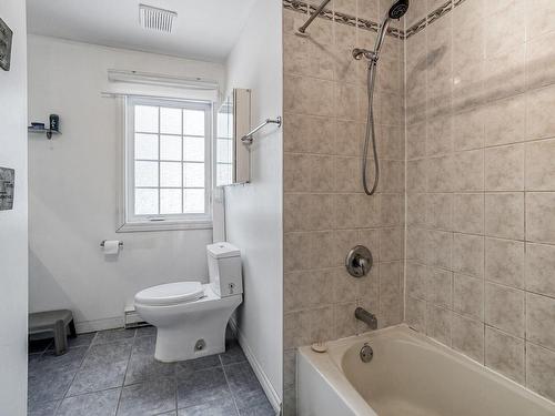 Bathroom - 990 9E Avenue, Laval (Fabreville), QC - Indoor Photo Showing Bathroom