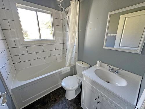 165 Mckirdy Ave, Nipigon, ON - Indoor Photo Showing Bathroom