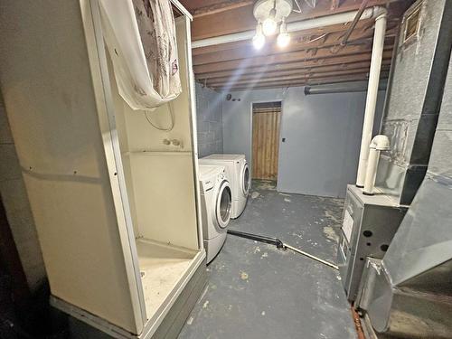 165 Mckirdy Ave, Nipigon, ON - Indoor Photo Showing Laundry Room