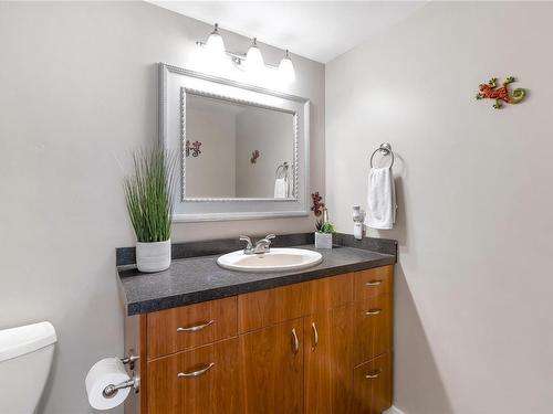 207-10160 Third St, Sidney, BC - Indoor Photo Showing Bathroom