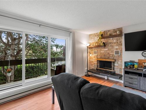 207-10160 Third St, Sidney, BC - Indoor Photo Showing Living Room With Fireplace