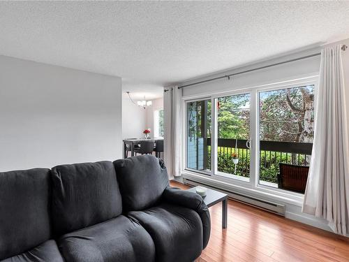 207-10160 Third St, Sidney, BC - Indoor Photo Showing Living Room