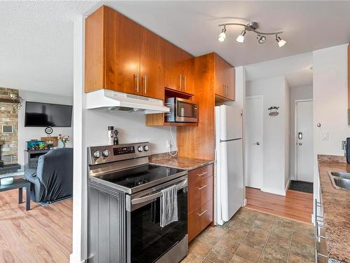 207-10160 Third St, Sidney, BC - Indoor Photo Showing Kitchen With Double Sink