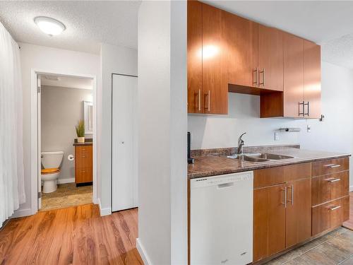 207-10160 Third St, Sidney, BC - Indoor Photo Showing Kitchen With Double Sink