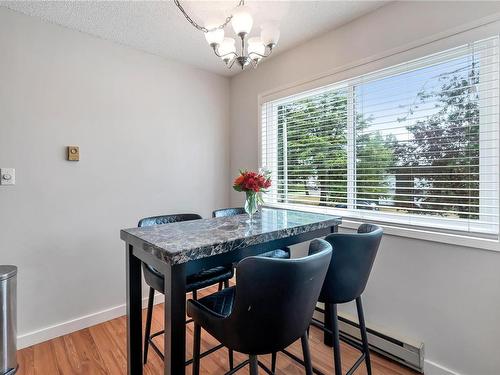 207-10160 Third St, Sidney, BC - Indoor Photo Showing Dining Room