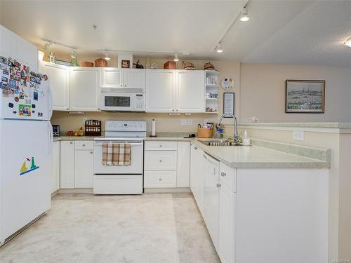 406-9840 Fifth St, Sidney, BC - Indoor Photo Showing Kitchen