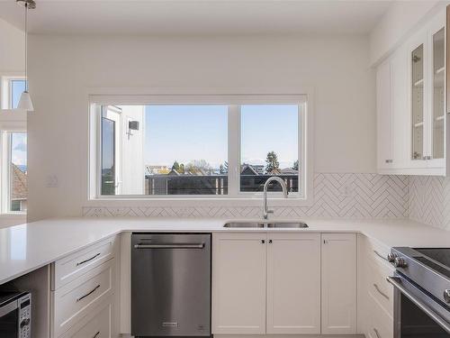 401-9716 Third St, Sidney, BC - Indoor Photo Showing Kitchen With Stainless Steel Kitchen With Double Sink