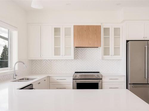 401-9716 Third St, Sidney, BC - Indoor Photo Showing Kitchen With Double Sink With Upgraded Kitchen