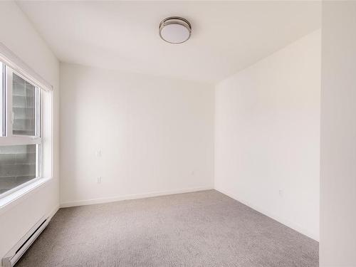 303-9716 Third St, Sidney, BC - Indoor Photo Showing Other Room