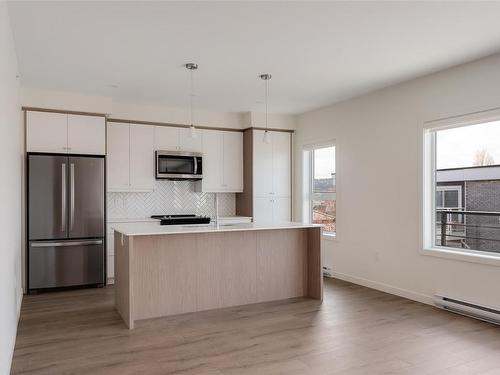 303-9716 Third St, Sidney, BC - Indoor Photo Showing Kitchen