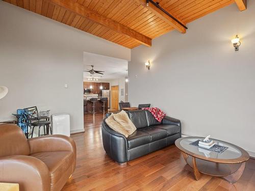 144-2300 Mansfield Dr, Courtenay, BC - Indoor Photo Showing Living Room