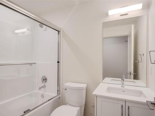 203-9716 Third St, Sidney, BC - Indoor Photo Showing Bathroom