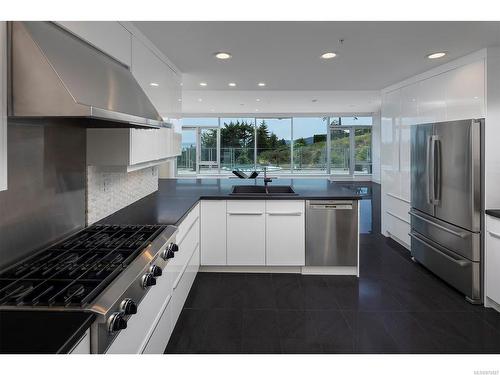 509-5332 Sayward Hill Cres, Saanich, BC - Indoor Photo Showing Kitchen With Double Sink With Upgraded Kitchen