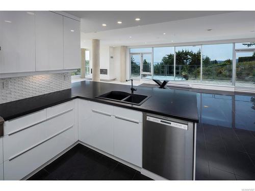 509-5332 Sayward Hill Cres, Saanich, BC - Indoor Photo Showing Kitchen With Double Sink