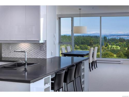 509-5332 Sayward Hill Cres, Saanich, BC - Indoor Photo Showing Kitchen