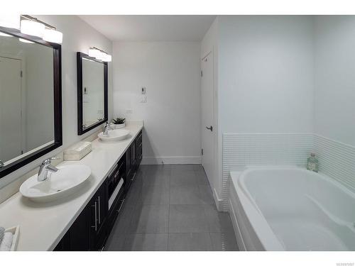 509-5332 Sayward Hill Cres, Saanich, BC - Indoor Photo Showing Bathroom