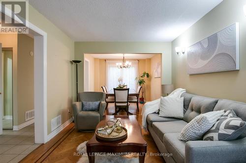 3214 Pilcom Crescent, Mississauga, ON - Indoor Photo Showing Living Room