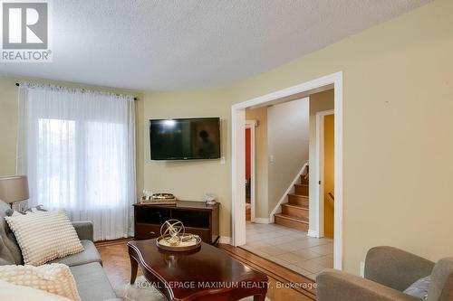 3214 Pilcom Crescent, Mississauga, ON - Indoor Photo Showing Living Room