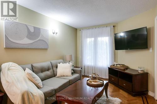 3214 Pilcom Crescent, Mississauga, ON - Indoor Photo Showing Living Room