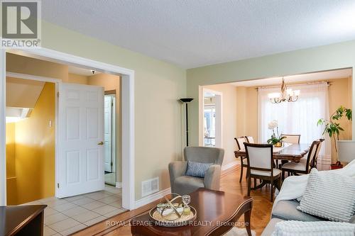 3214 Pilcom Crescent, Mississauga, ON - Indoor Photo Showing Living Room