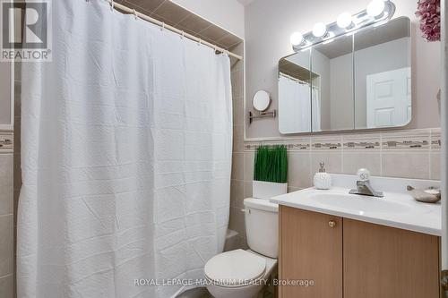 3214 Pilcom Crescent, Mississauga, ON - Indoor Photo Showing Bathroom